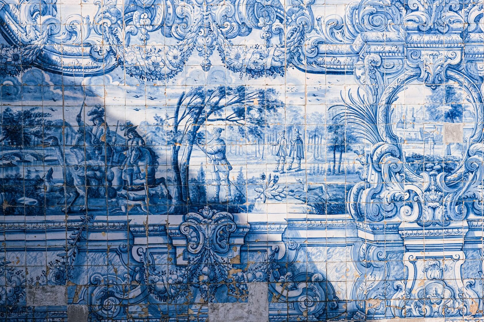 Esboçado do desenho sobre o azulejo