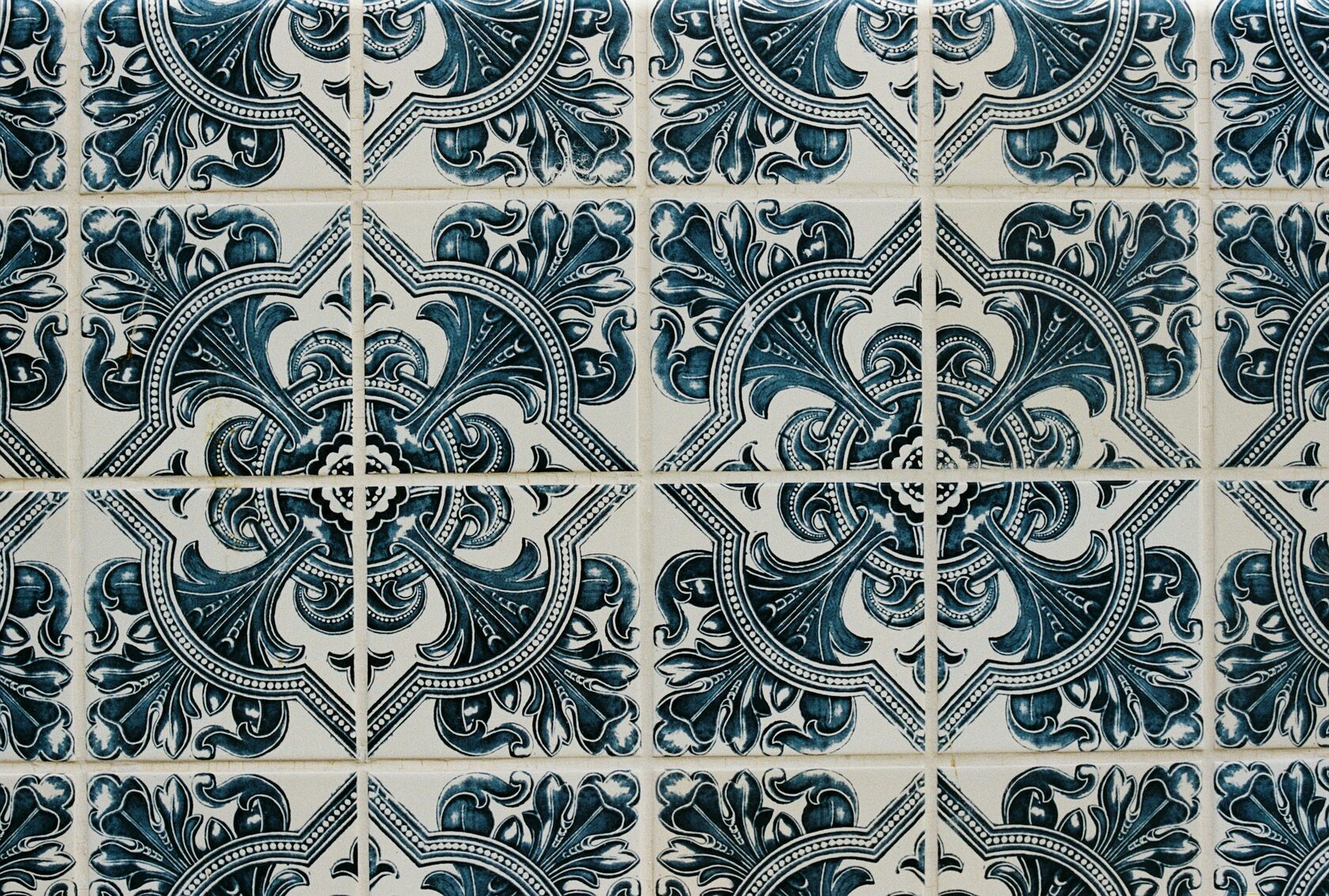 Painel Leon com leão em azul cobalto sobre azulejo branco