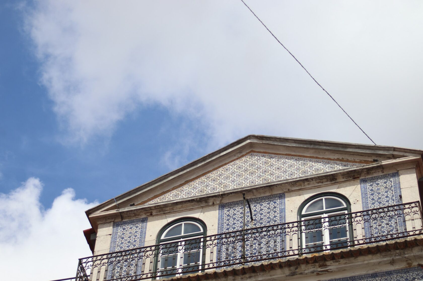 Fachada tradicional portuguesa revestida a azulejo